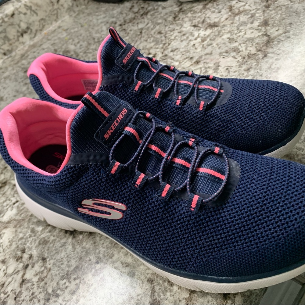 Sketchers tennis shoes